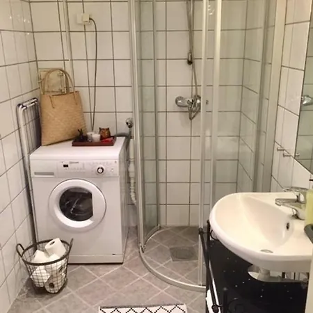 Beautiful Apt In High End Area.